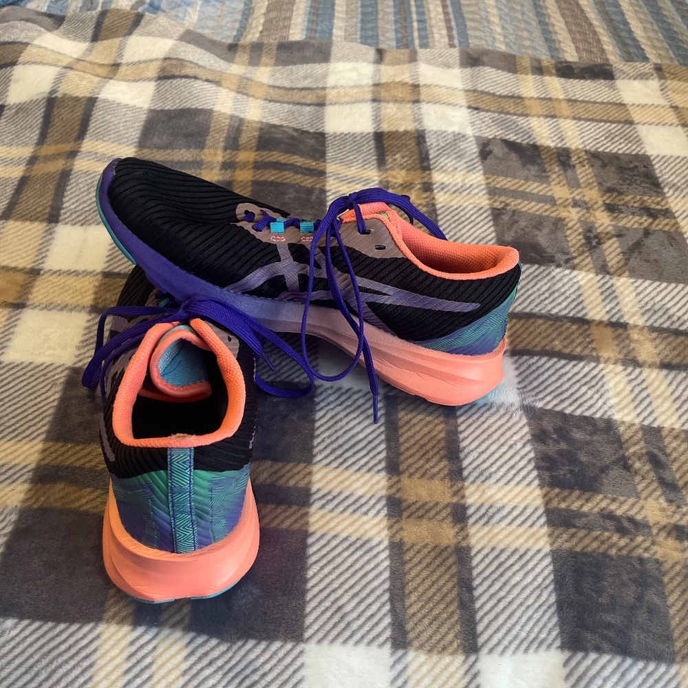 Tennis shoes